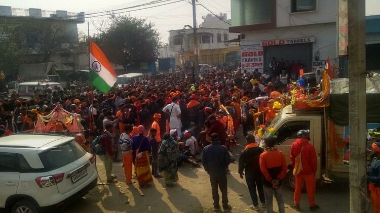 uttarakhand:-नाश्ता-कर-रहे-कांवड़िए-पर-मांस-फेंकने-पर-बवाल,-जसपुर-में-हंगामा,-गिरफ्तारी-के-लिए-प्रदर्शन