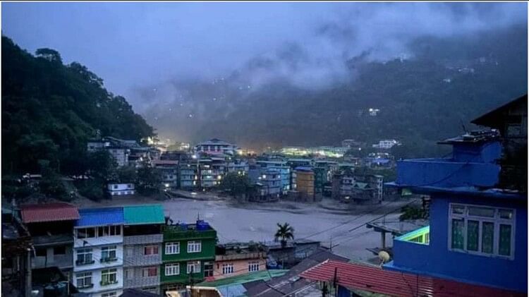 sikkim-floods:-सिक्किम-में-अचानक-आई-बाढ़-में-सेना-के-23-जवान-लापता,-तलाशी-अभियान-शुरू-किया-गया