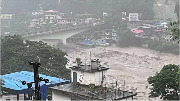 sikkim-flash-flood:-सिक्किम-में-अचानक-आई-बाढ़-से-भारी-तबाही,-तीन-की-मौत;-ऊफान-पर-तीस्ता-नदी,-अलर्ट-जारी