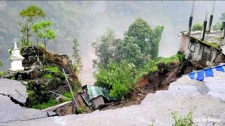 sikkim-flash-floods:-सिक्किम-में-अचानक-आई-बाढ़-से-अब-तक-14-की-मौत,-102-लापता;-सेना-ने-जारी-किया-हेल्पलाइन-नंबर