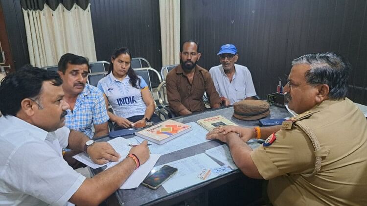 थाने-पहुंचीं-गोल्डन-गर्ल-अन्नु-रानी:-पुलिस-को-दी-तहरीर,-कार्रवाई-की-मांग,-हादसे-में-भाई-समेत-दो-युवक-हुए-घायल