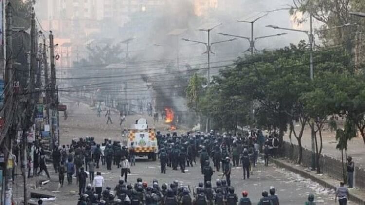 bangladesh:-सरकार-विरोधी-प्रदर्शन-उग्र,-पुलिस-से-झड़पों-में-दो-की-मौत,-देशभर-में-अर्धसैनिक-बल-तैनात