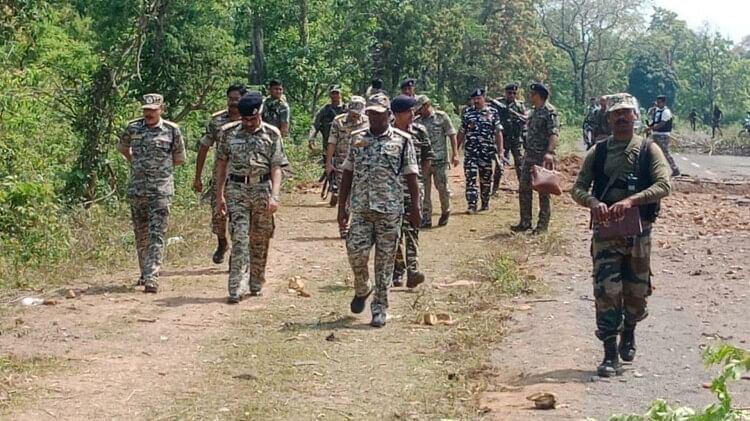 chhattisgarh-elections-2023-:-अबूझमाड़-में-लोकतंत्र-को-घूरता-लाल-आतंक,-बहिष्कार-का-फरमान-और-मतदान-की-चुनौती