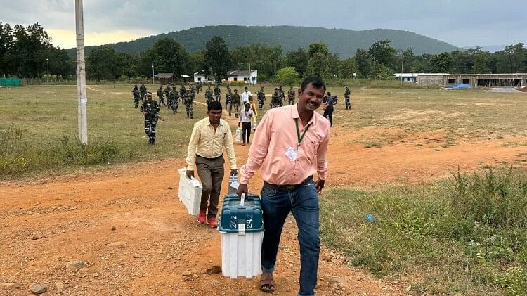 छत्तीसगढ़:-दो-राज्यों-से-लगते-इस-गांव-ने-crpf-सुरक्षा-में-नक्सलियों-के-पर्चे-व-धमकी-की-परवाह-न-कर-खूब-डाले-वोट