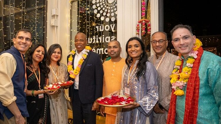 diwali-in-america:-न्यूयॉर्क-के-स्कूलों-में-दिवाली-पर-रहेगी-छुट्टी,-गवर्नर-होचुल-ने-कानून-पर-किए-हस्ताक्षर