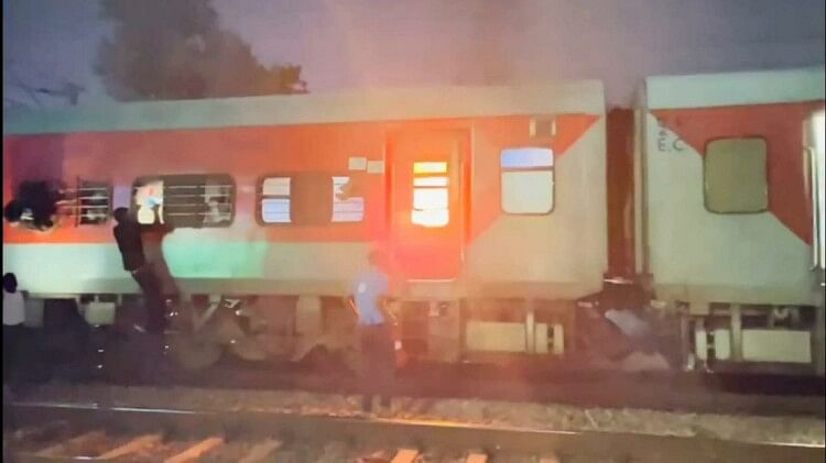 train-accident:-‘धुएं-से-घुटने-लगा-था-दम…-लगा-अब-शायद-बचेंगे-नहीं’;-यात्रियों-ने-बताया-भगदड़-के-बीच-कैसे-बचे