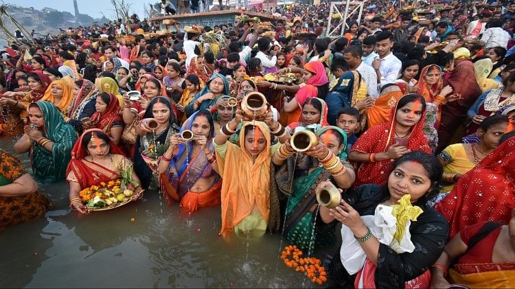 chhath-puja-2023-day-4:-छठ-पूजा-के-आखिरी-दिन-कब-दिया-जाएगा-उगते-सूर्य-को-अर्घ्य?-जानें-मुहूर्त-और-महत्व