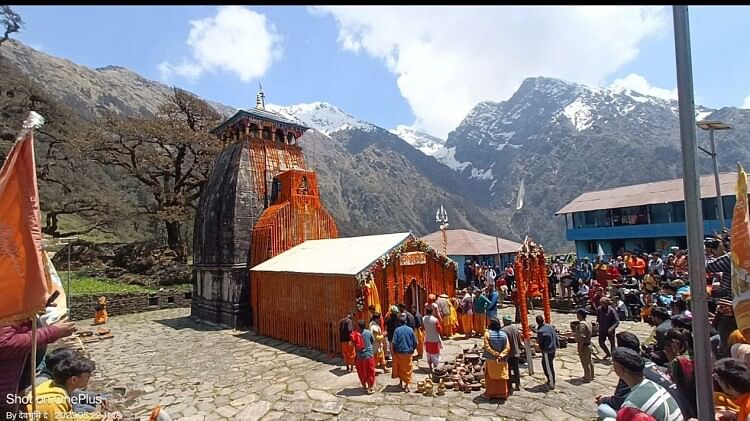 madmaheshwar-temple:-पांच-क्विंटल-फूलों-से-सजा-द्वितीय-केदार-मद्महेश्वर-मंदिर,-आज-सवेरे-8-बजे-बंद-होंगे-कपाट