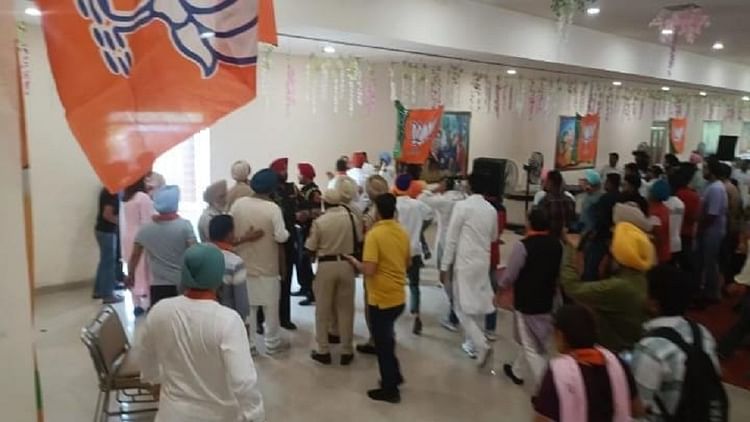 punjab:-bjp-की-मीटिंग-में-कार्यकर्ताओं-का-हंगामा,-खूब-चलीं-मेज-कुर्सियां;-पार्टी-बोली-छवि-खराब-करने-की-साजिश