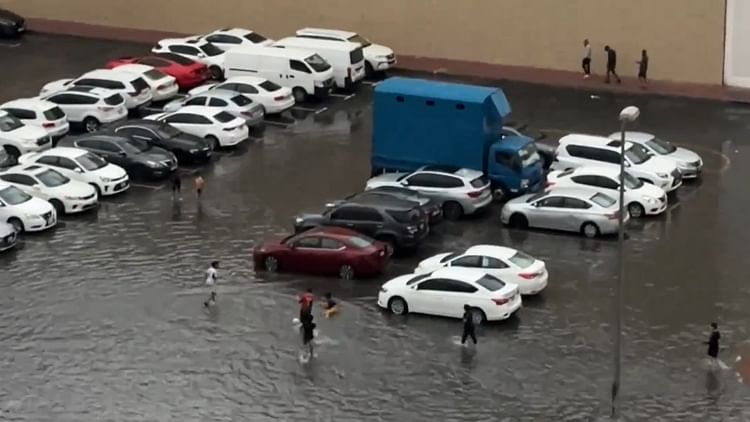 weather:-खाड़ी-में-आंधी-तूफान-और-भारी-बारिश,-ओमान-में-मरने-वालों-की-संख्या-बढ़कर-18-हुई