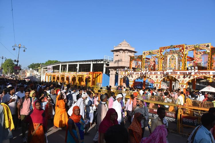 रामनवमी:-राम-जन्मोत्सव-का-गवाह-बनने-रामनगरी-में-उमड़े-लाखों-भक्त,-दोपहर-12-बजे-से-मनाया-जाएगा-जन्म-का-उत्सव